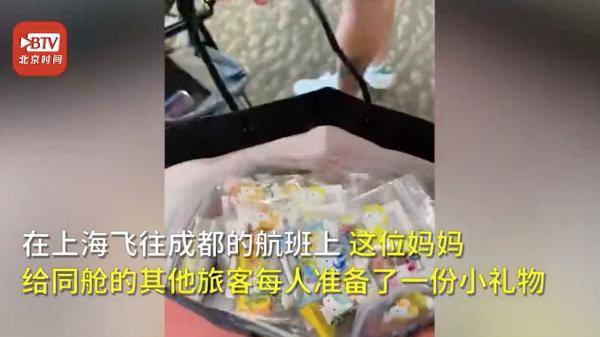 孩子|父母的一个细节超暖心！一岁孩子坐飞机