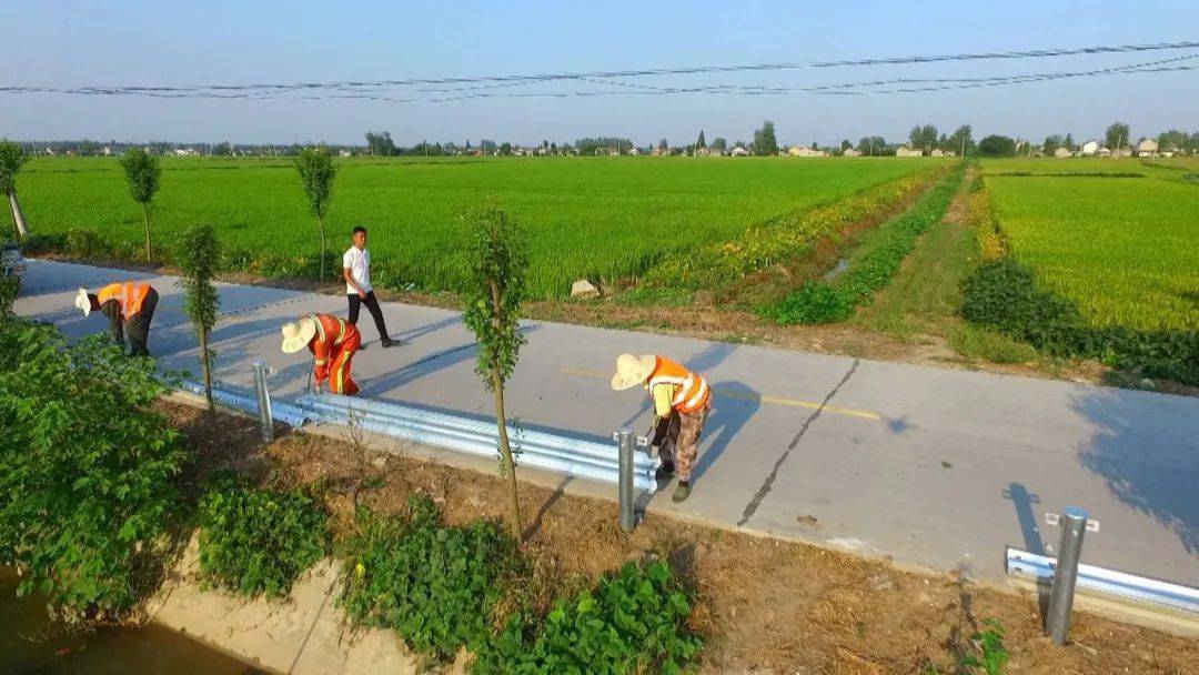 记者日前在宝应经济开发区黄塍新丰路看到,工程队正在新建的道路临河