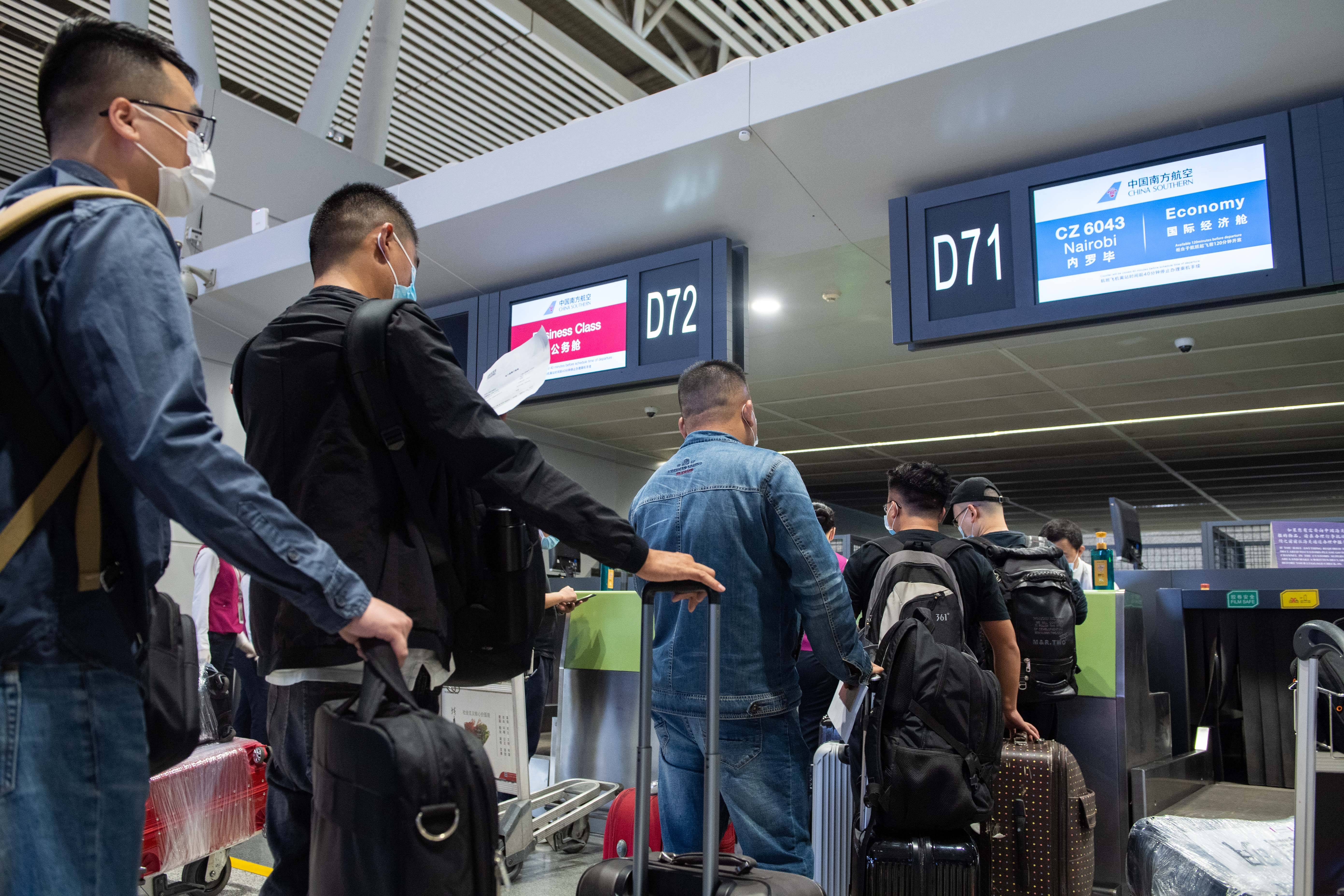 10月13日晚,在长沙黄花国际机场,乘坐cz6043次航班的旅客排队办理值机