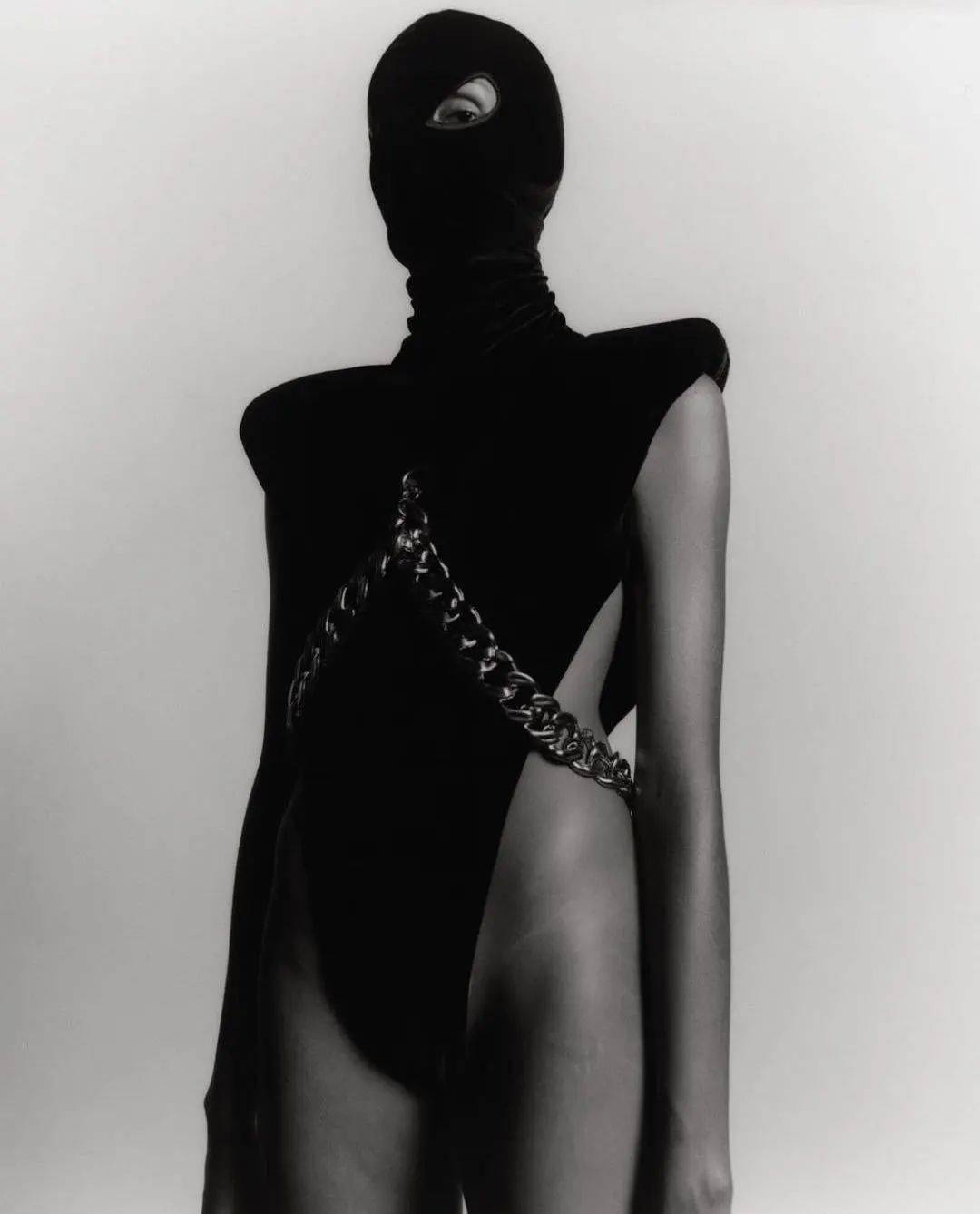 链条|易烊千玺被绑凳子上?时尚圈的链子有点厉害!