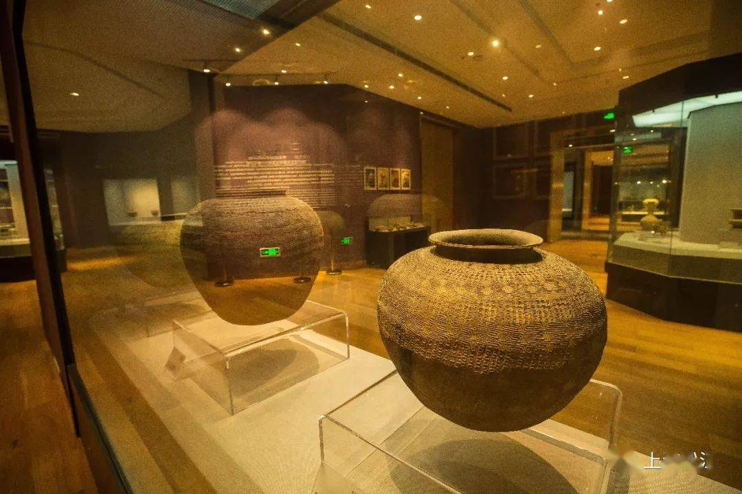广富林考古精品展示馆  广富林文化遗址核心保护区北 有几个半埋地下