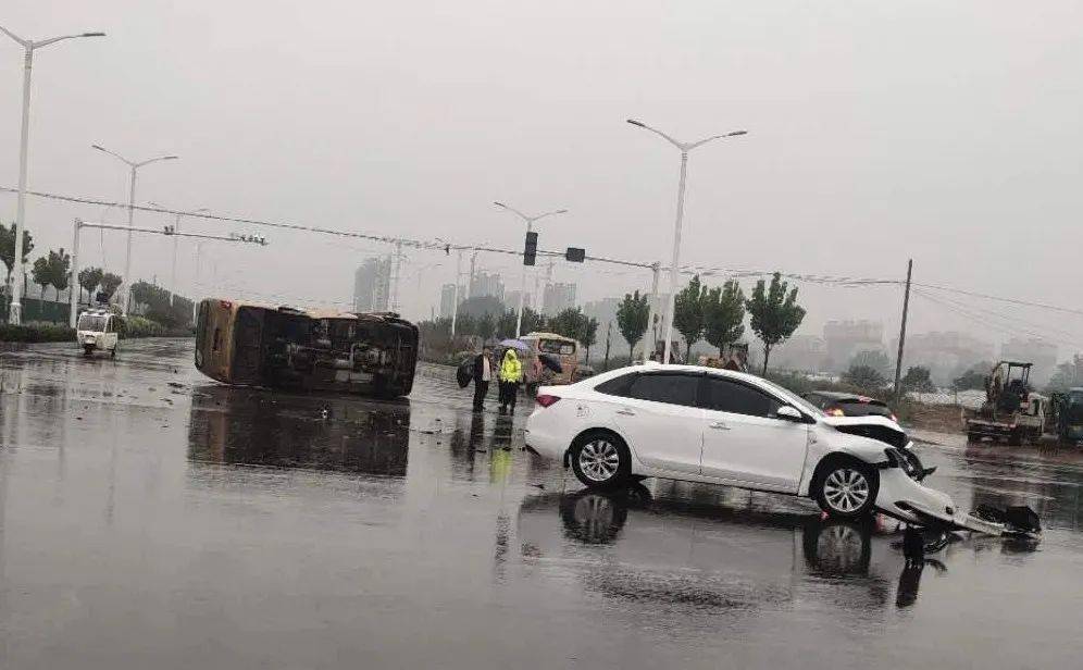 雨天!车祸!濮阳一辆城乡公交车翻了._手机搜狐网