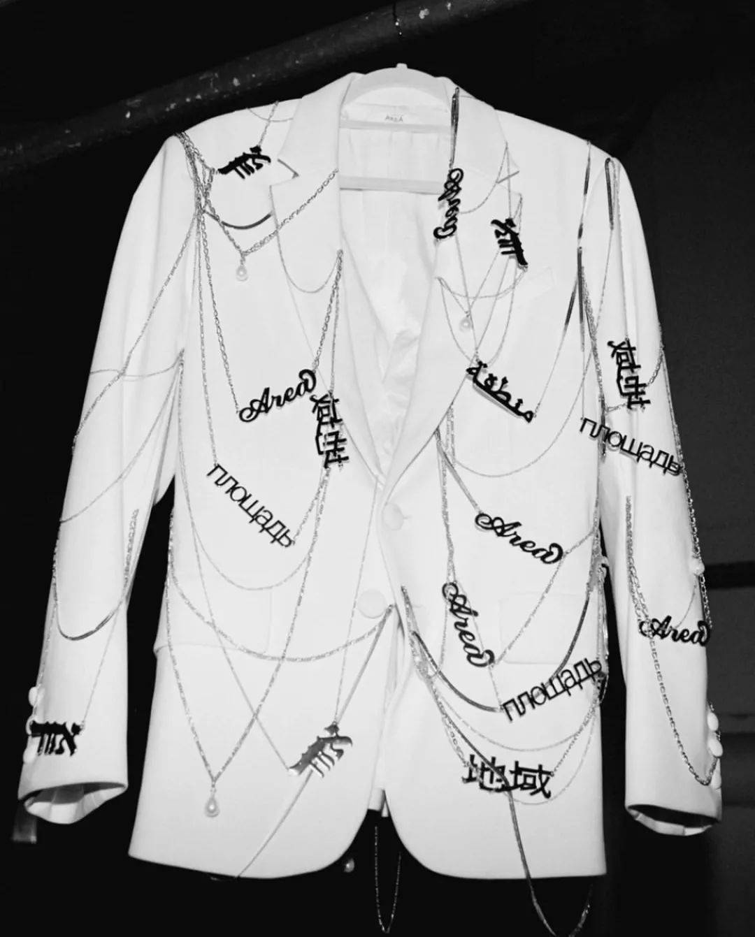 链条|易烊千玺被绑凳子上?时尚圈的链子有点厉害!