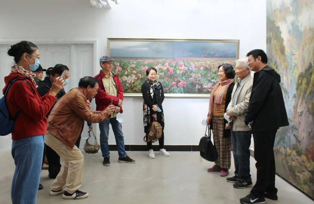 展讯全国书画名家参观艺履无涯崔开玺油画展