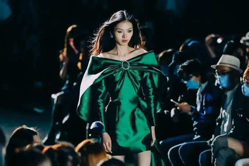 时装周|2021SS上海时装周 | 中国时尚向阳而生！