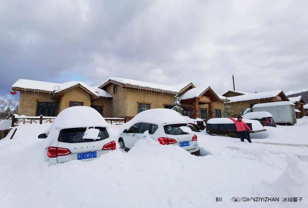 雪乡天路在秋叶与初雪共舞的诗意里穿行