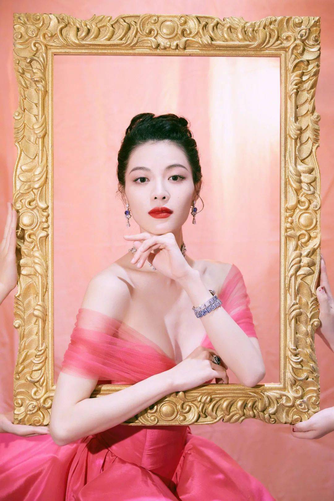 钟楚曦|快讯 | Angelababy封面、华晨宇活动、钟楚曦活动、杨超越大片