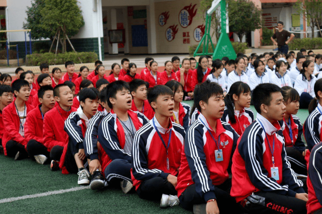 9月28日,桂林市火炬中学举办了以"传承红色基因,培育时代人"为主题的