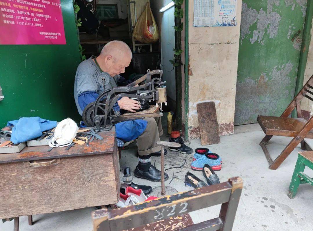 株洲83岁老人在小区修鞋23年搬离后仍每天搭1小时公交来营业