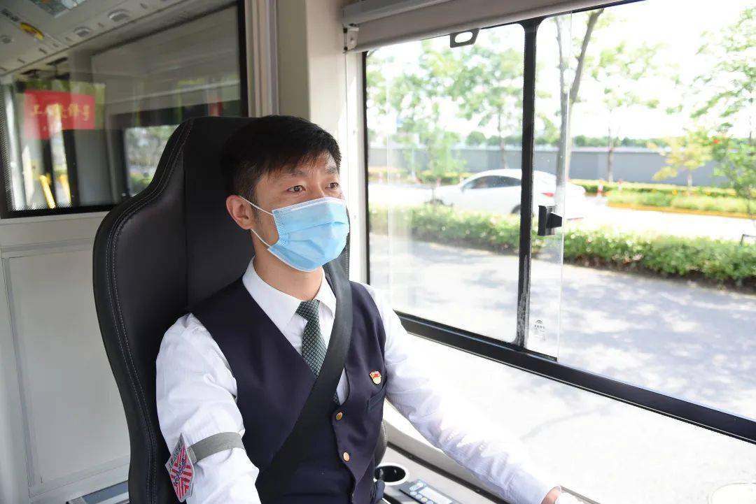 全国最美公交司机方进上海久事公交中运量71路驾驶员