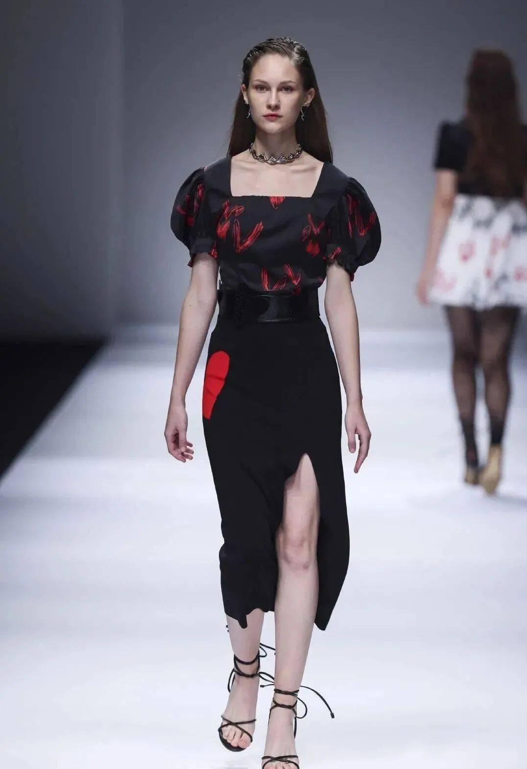 点击查看源网页 mimblanche ss2021上海时装周 博主:@ananas吃一半 看秀品牌:mimblanche 看秀被mimblanche小飞袖连体裤种草,还看到了满场的神颜美女,着实是开心营业的一天了 秀场直击