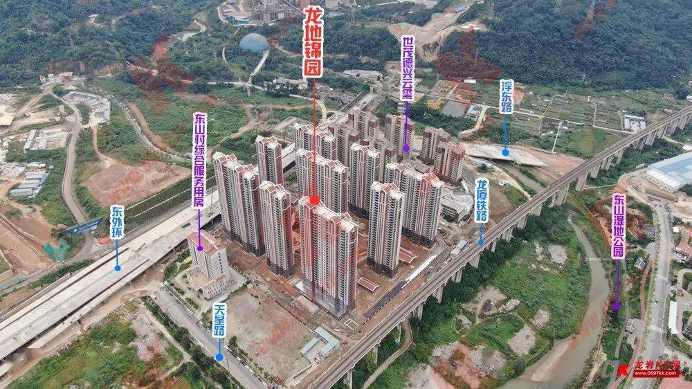 小编踩盘龙地锦园小区内道路铺设绿化工程以及中庭景观正在有序作业