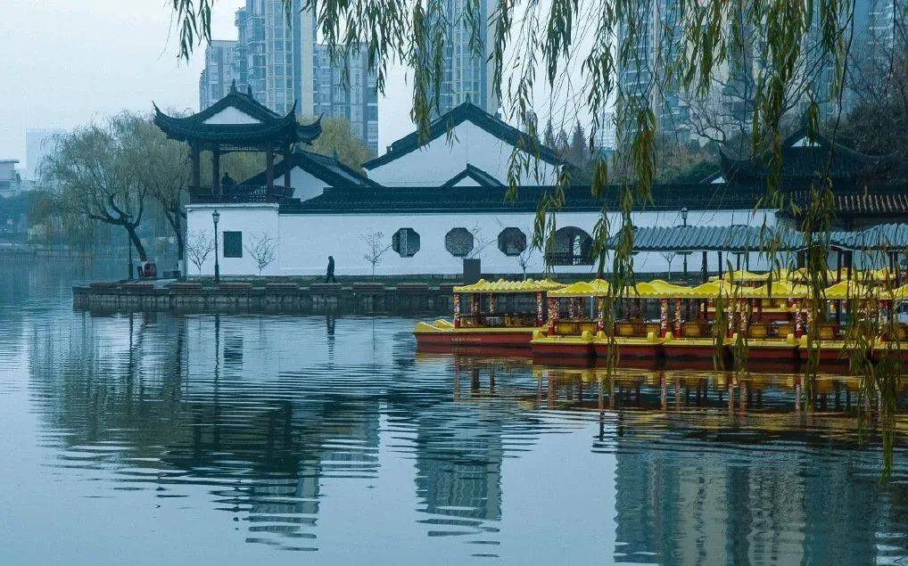 千年莫愁烟雨半含水色半天光