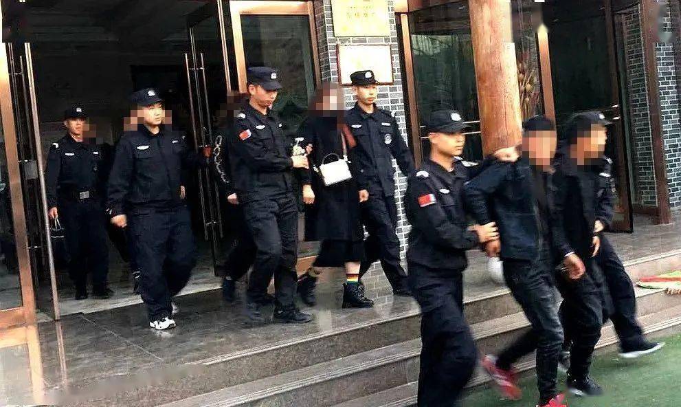 11人聚赌"炸金花",兴县公安巡特警上门一窝端