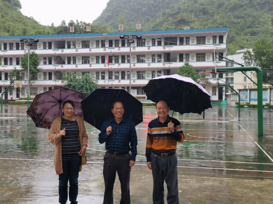 二十八中全校师生的深切祝福,冒着细雨,驱车前往隆安县布泉乡初级中学