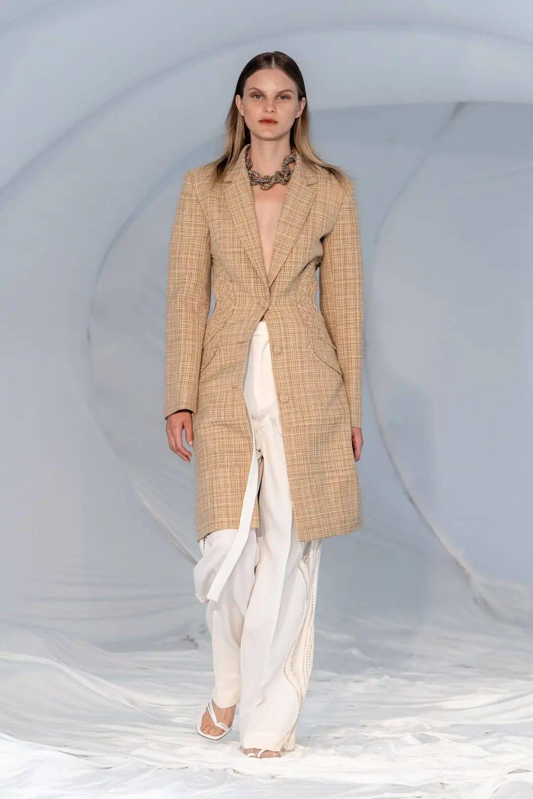 流行色|奶茶可以不喝，但奶茶色一定要拥有！（流行色之裸咖色）