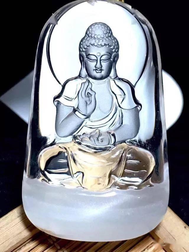 黄白双色带白幽灵的水晶雕琢一件“大日如来”，瞬间佛法无边_搜狐网