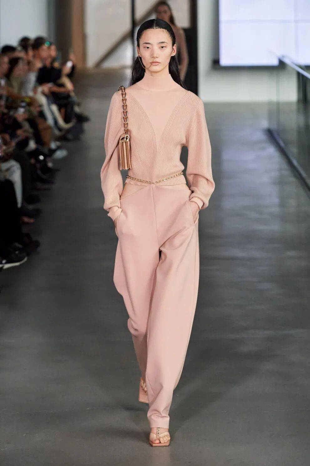 流行色|奶茶可以不喝，但奶茶色一定要拥有！（流行色之裸咖色）