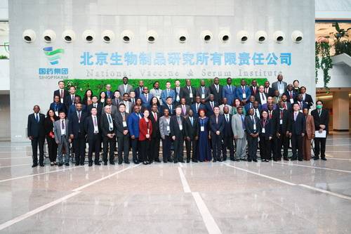 51位非洲驻华使节参观国药集团新冠肺炎疫苗生产车间