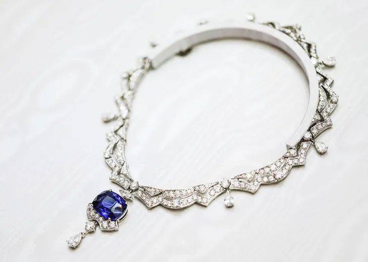 Lancel|壹周潮话题 | 一周看了三场珠宝展，今年又买不成保时捷了！（狗头）