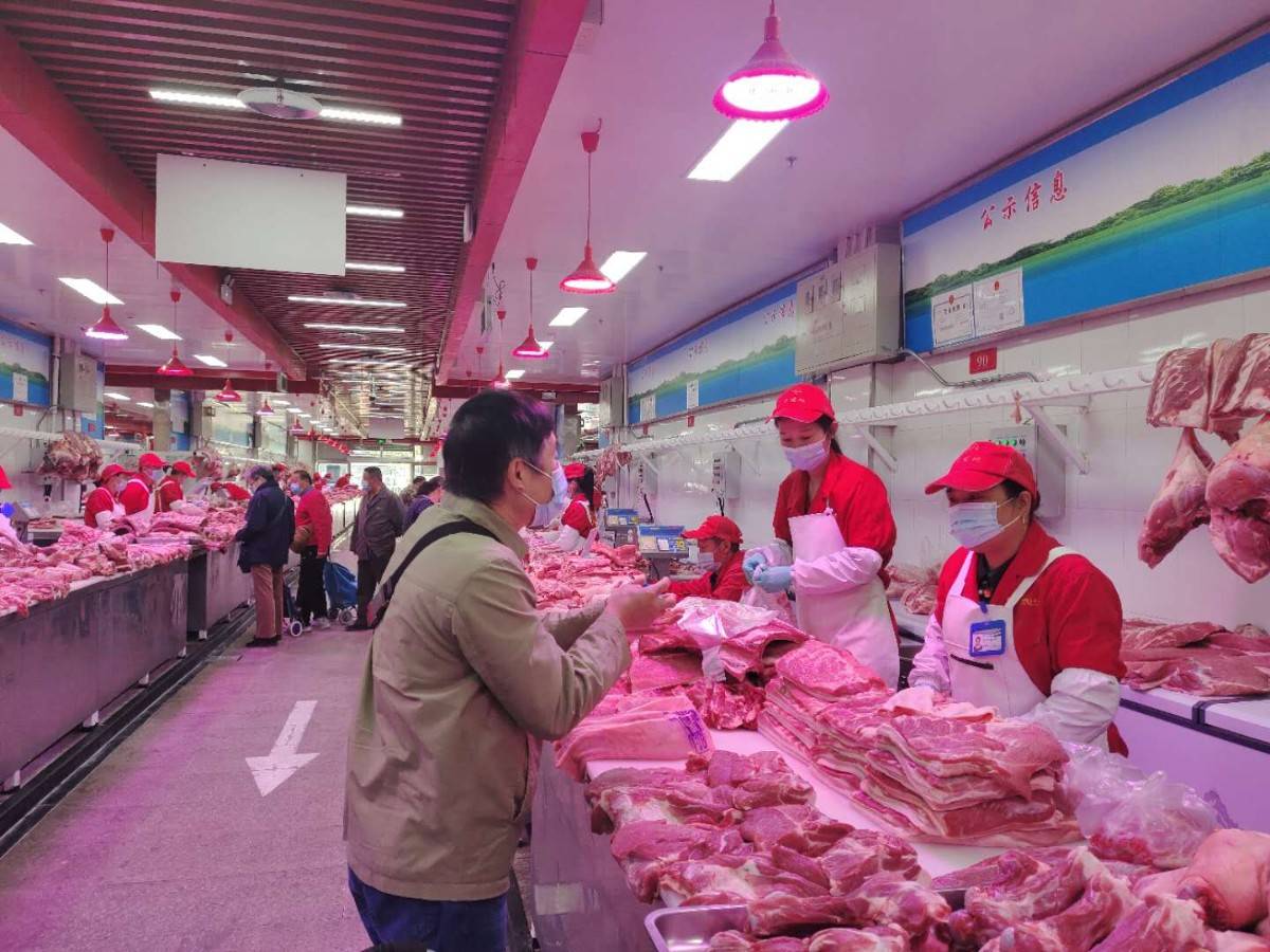 新发地市场今日猪肉批发价每公斤降一成：猪价