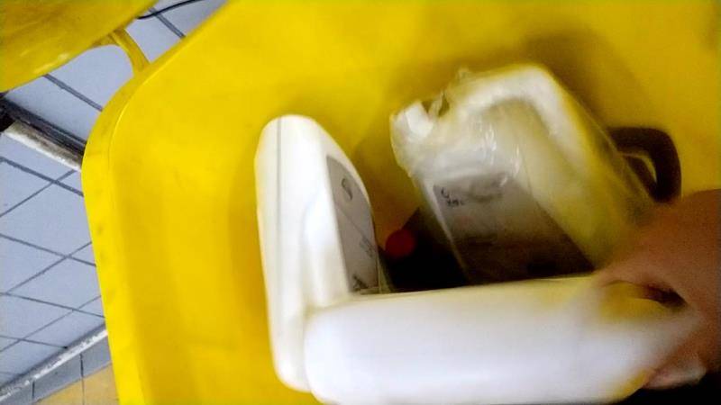 恒达首页暗访两家4S店:砸坏好零件定损再修 截留油液回收再卖 (图2) 恒达首页暗访两家4S店:砸坏好零件定损再修 截留油液回收再卖 (图2)