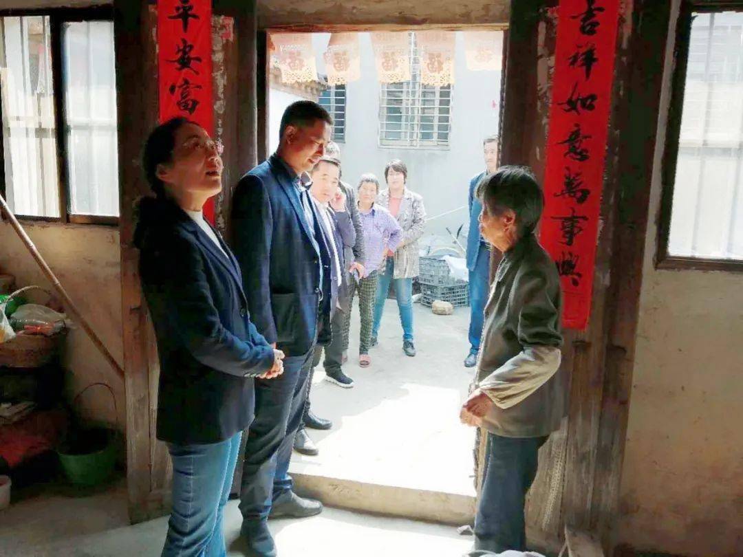 村走访慰问贫困户,先后来到吴春生,陆长峰2户低收入户家庭走访座谈,每