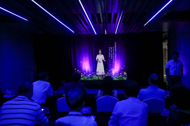 教育|后疫情时代培训机构出新招，卓越教育打造5G全息课堂