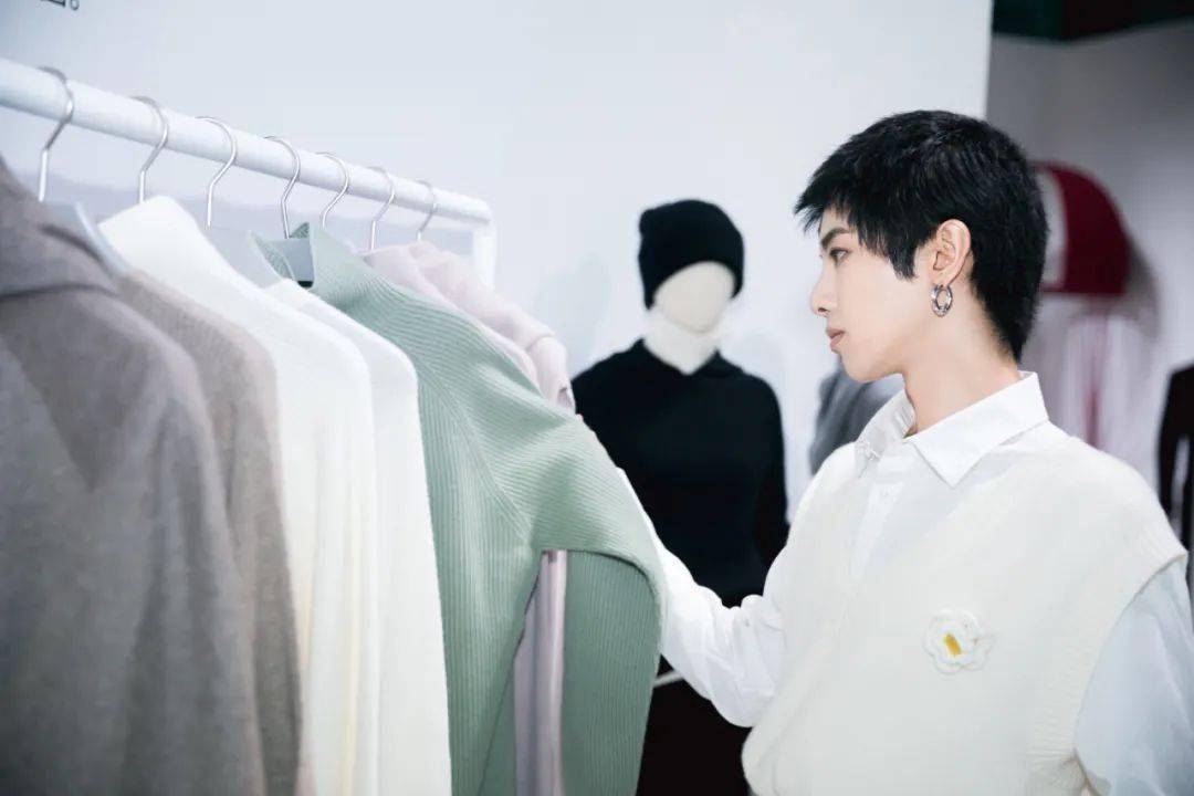 吉娜|第13届金鹰节开幕，《以家人之名》重聚合唱，吉娜官宣怀孕...