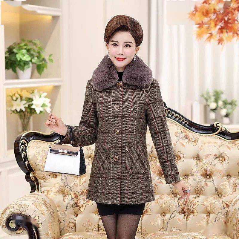 怎么搭配好看中年妈妈 768313ab46ca4e21bb2f7351e102a15b.jpeg