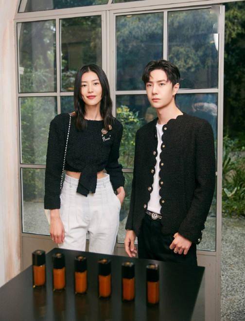 活动|王一博刘雯破次元同框 黑白简约风造型画面养眼