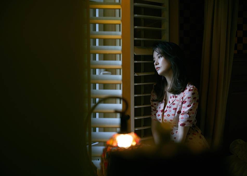写真|周奇奇复古风写真 红唇印花裙显法式魅力