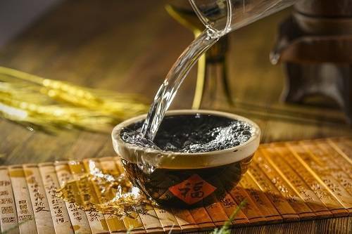 黑心！茅台制假窝点用丝袜过滤 中国白酒产量连