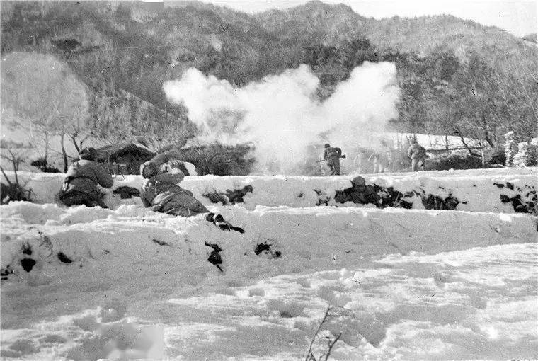 图⑥:在长津湖战场,志愿军战士爬冰卧雪,强攻敌军的一处山头阵地.