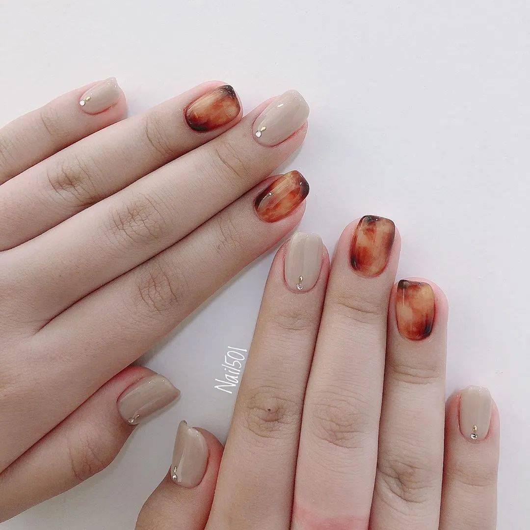 款式|每刻美丨两大流行款式的秋季美甲新鲜直达