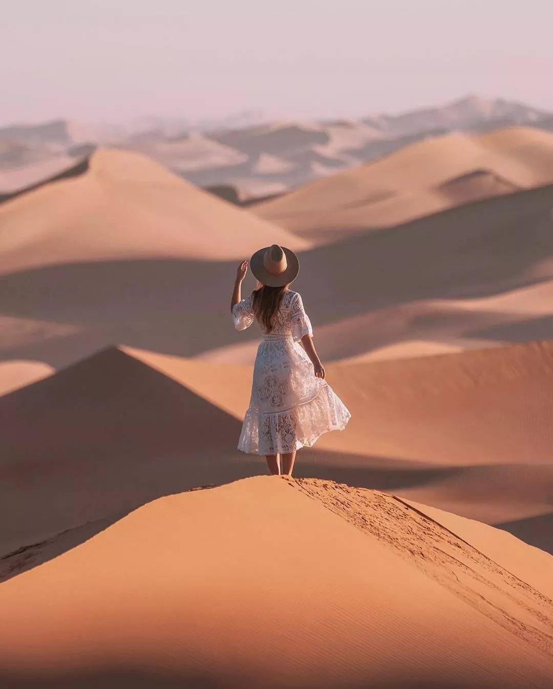一望无垠的橘色沙漠营造出一种庄严和谐,神秘苍茫的意境.