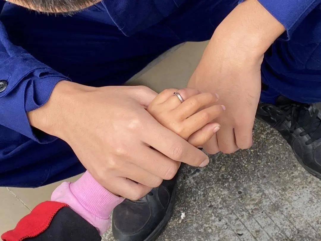 女孩小手竟被这个卡住!家长一定要注意这些存在隐患!