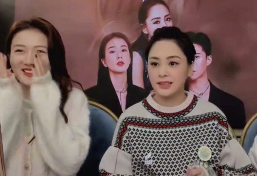 伤疤|阿娇受伤后亮相直播美出新高度，脸上不见伤疤，缝合百针恢复好