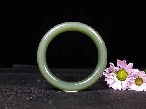 翡翠|九玉：这只玉镯不挑人，还能代代相传？为自己和家人聚集福气都靠它！