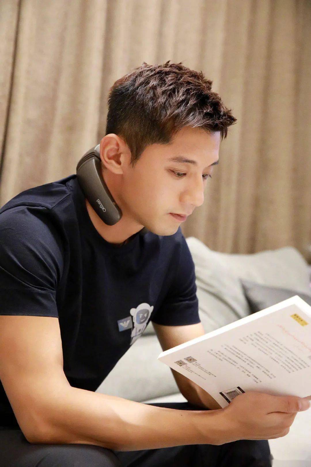 按摩|跟着张继科张国伟解锁专业颈椎按摩仪，真香！