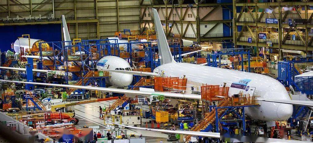 “穷”到要卖商用飞机总部，波音如何度过现金