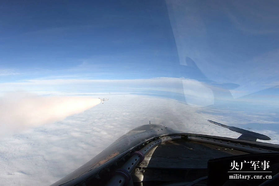 海军航空兵在南海海域组织大规模导弹实射！