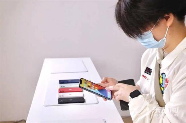 iPhone|5G有多快？蓝是什么蓝？iPhone 12真机上手体验