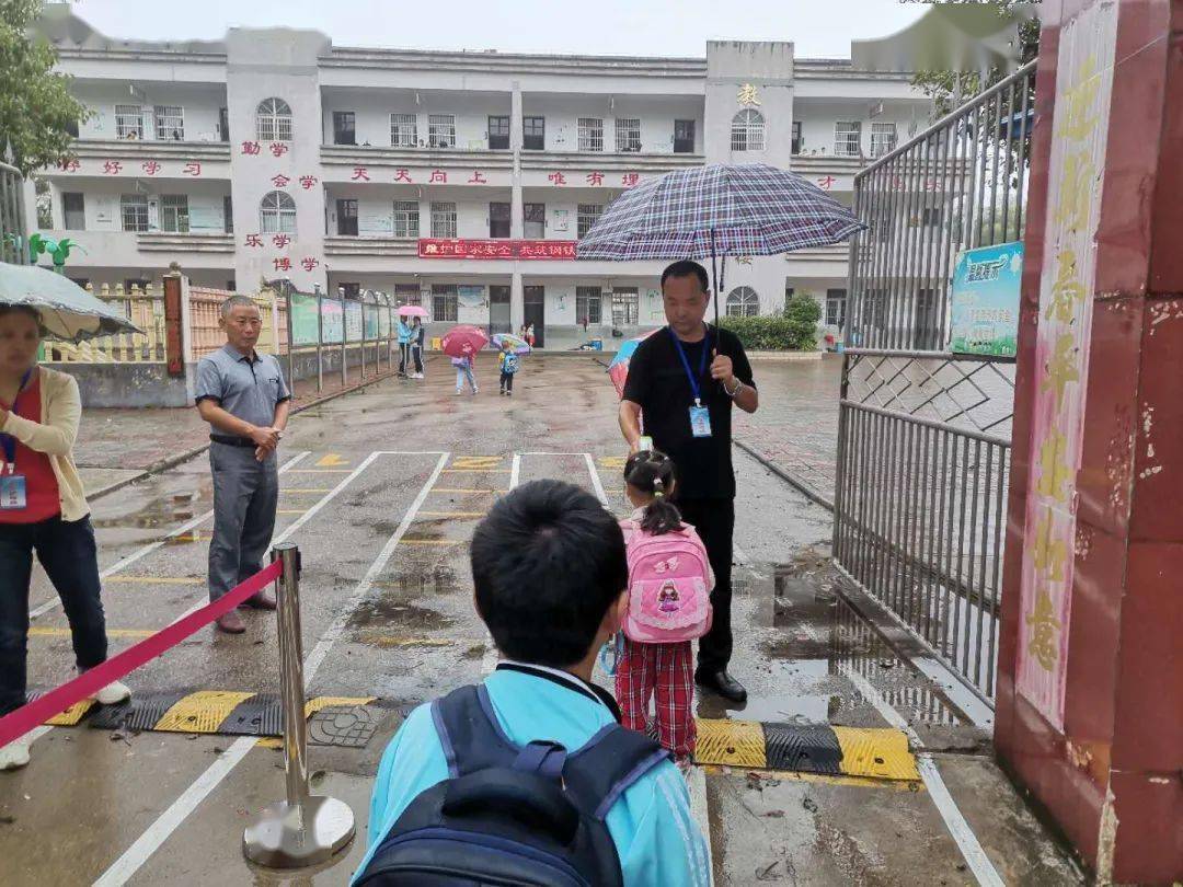 最美教师风采 何先进:落寂无声献教育 博爱之心铸师魂