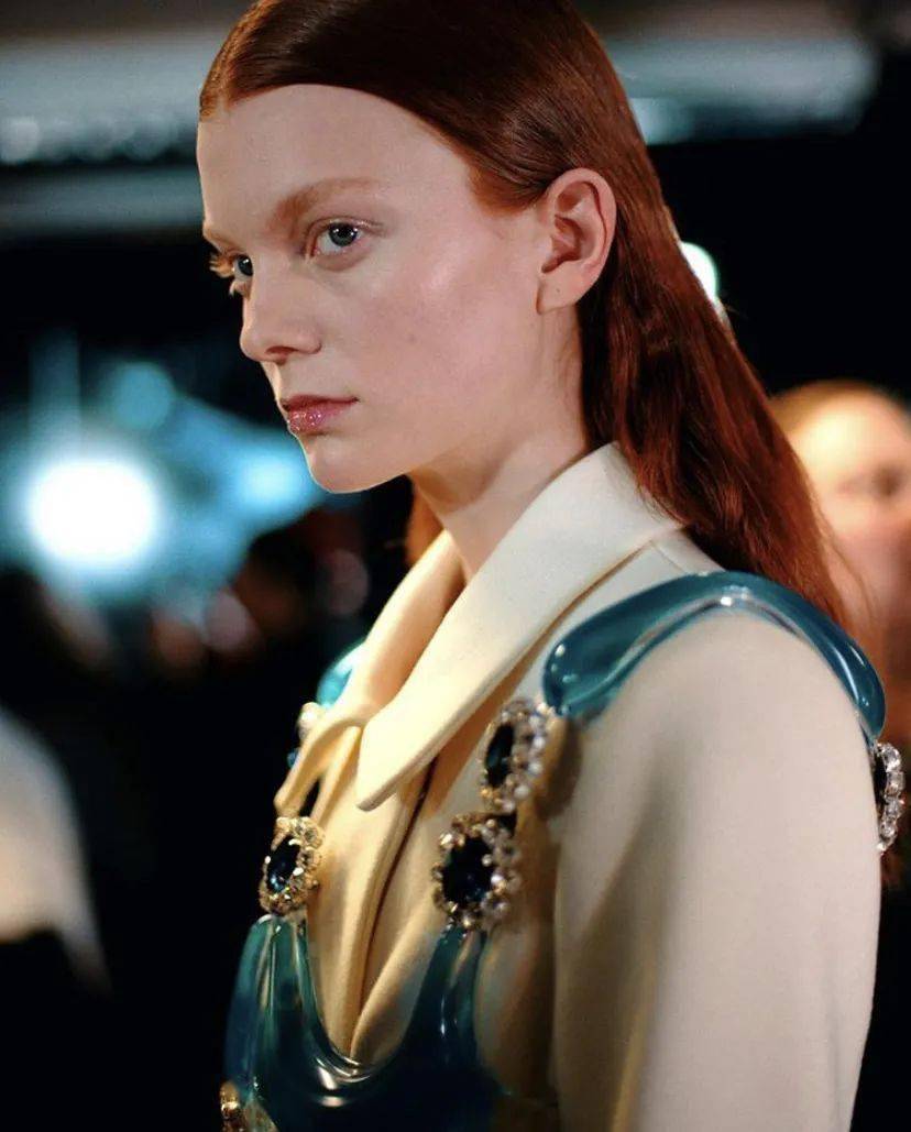 宝藏|想和虞书欣一样做个宝藏女孩，首先得有一件同款宝石衣啊！