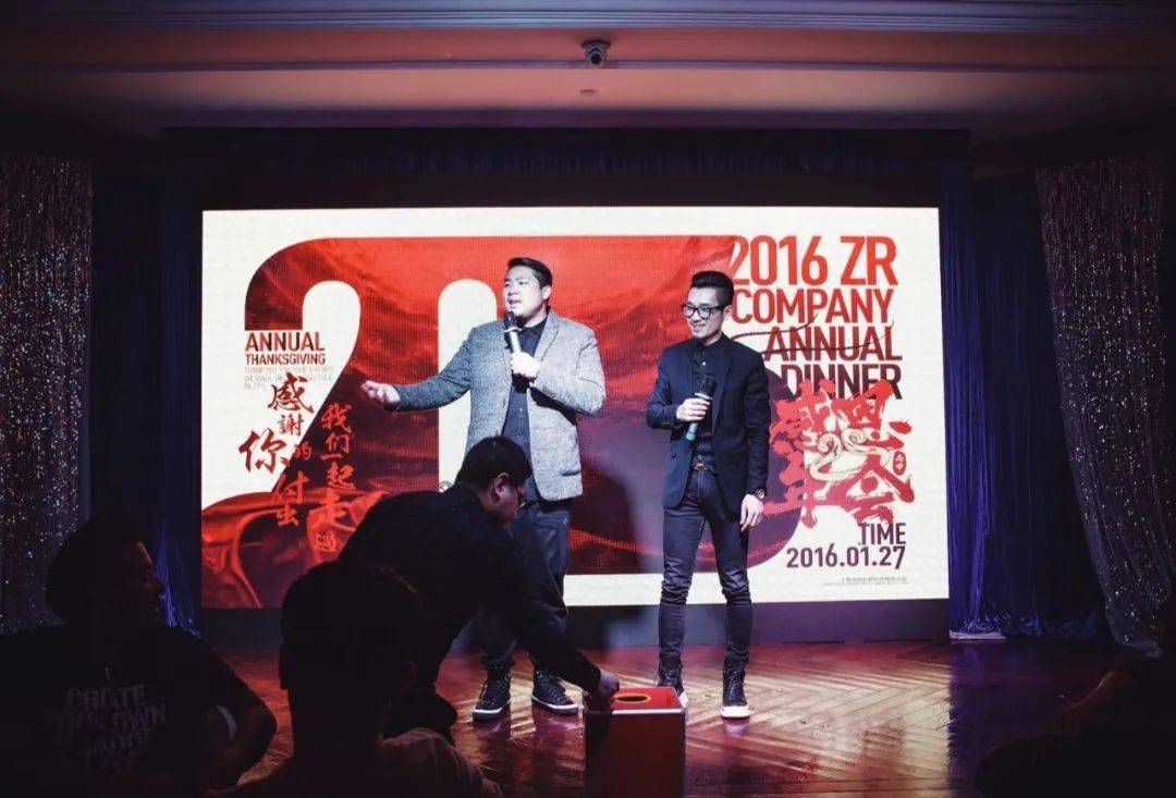 服装|这个崇明人，卖服装、开饭店、搞设计，都是“第一”