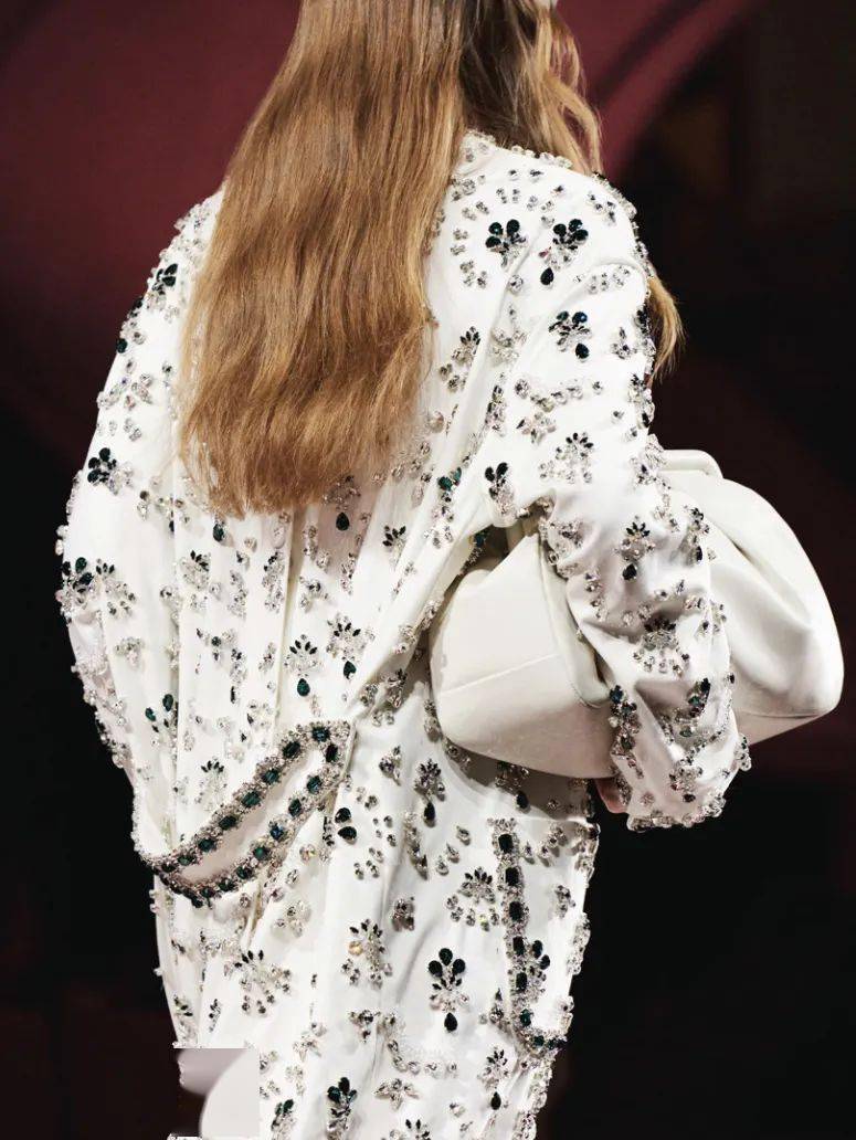 宝藏|想和虞书欣一样做个宝藏女孩，首先得有一件同款宝石衣啊！