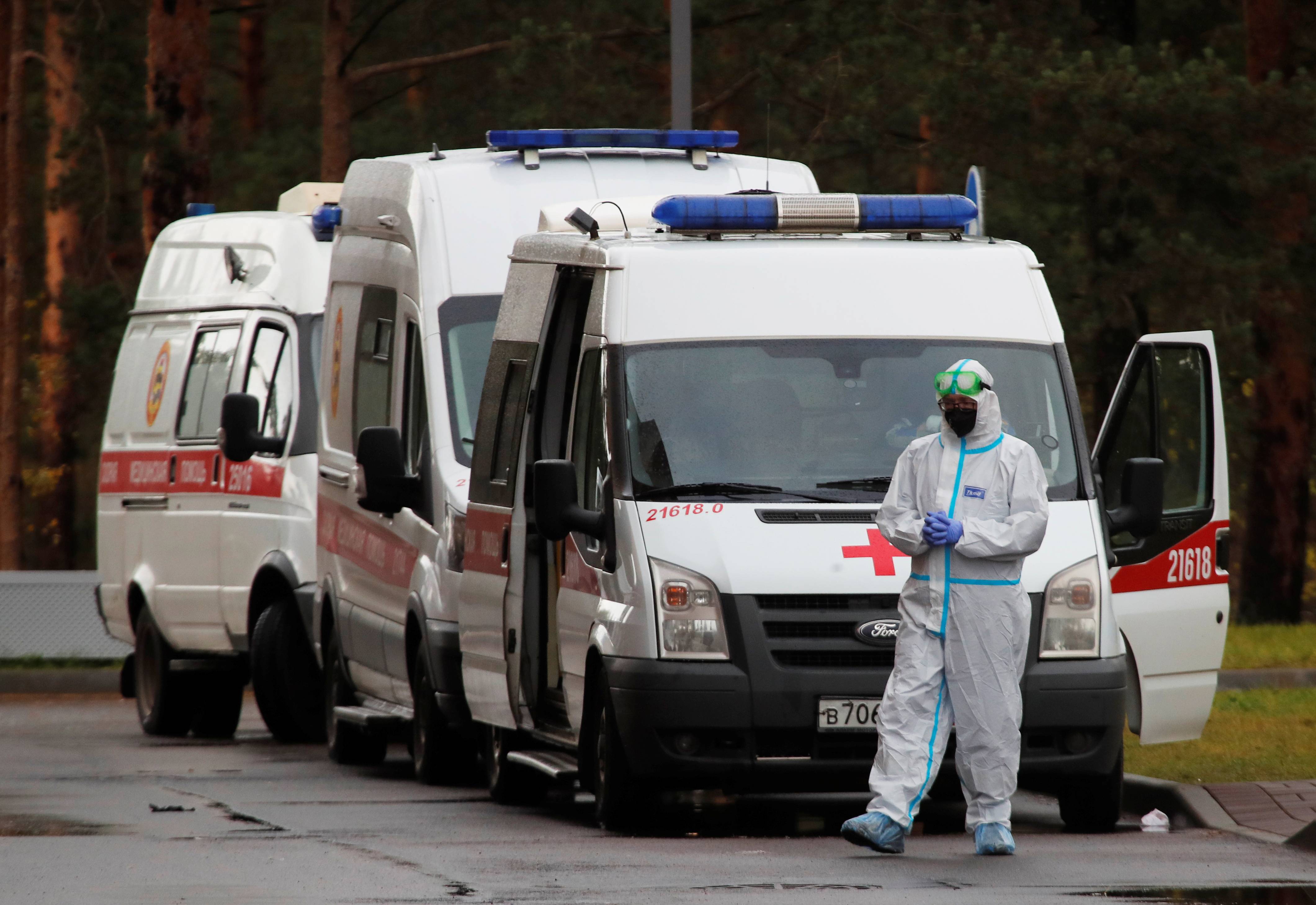 10月23日,救护车停在俄罗斯圣彼得堡的一家医院外.