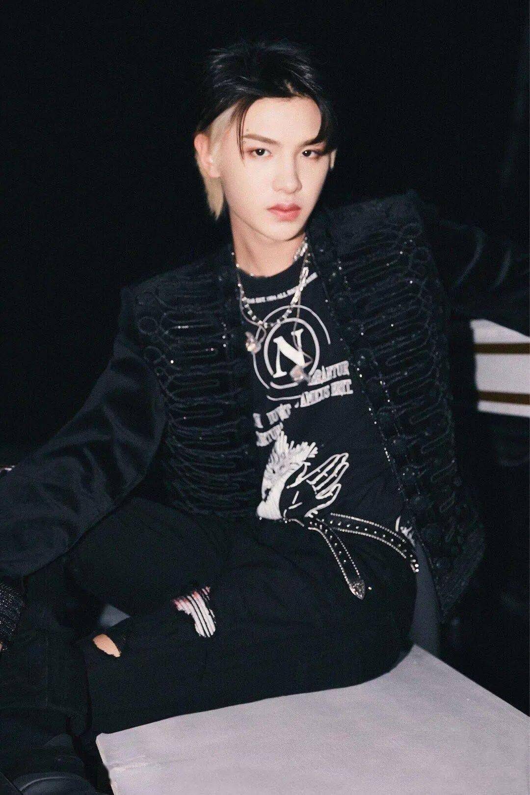 大招|为打破秋冬沉闷，爱豆们发出哪些「妆容大招」？