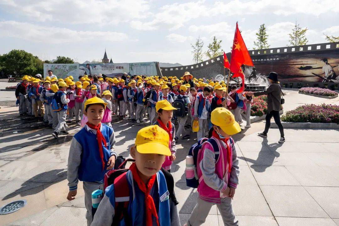 千人学生团开启象山影视城研学之旅